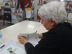 Lola Callejón Firmando Tinta Verde